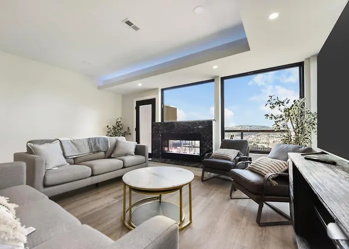 Skyline's Duplex- 10bd-6bth 4car Parking W Roofdeck Holiday home Pittsburgh