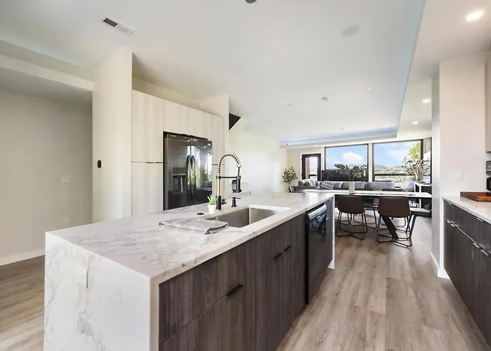 Holiday home Skyline's Duplex- 10bd-6bth 4car Parking W Roofdeck