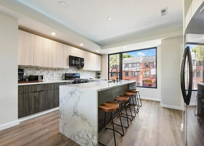 Skyline's Duplex- 10bd-6bth 4car Parking W Roofdeck