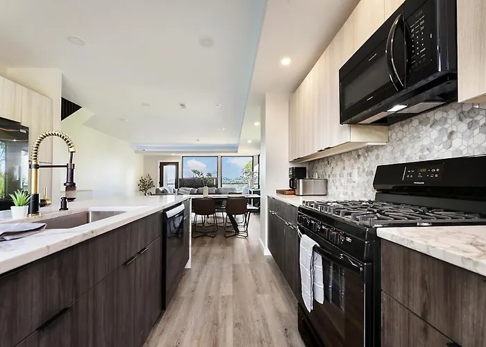 Holiday home Skyline's Duplex- 10bd-6bth 4car Parking W Roofdeck