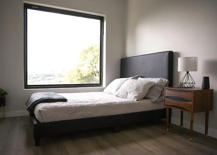 Skyline's Duplex- 10bd-6bth 4car Parking W Roofdeck Holiday home *