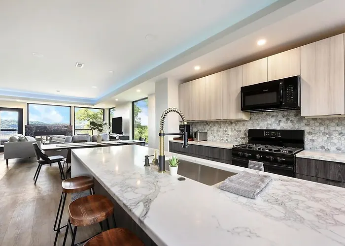 Holiday home Skyline's Duplex- 10bd-6bth 4car Parking W Roofdeck