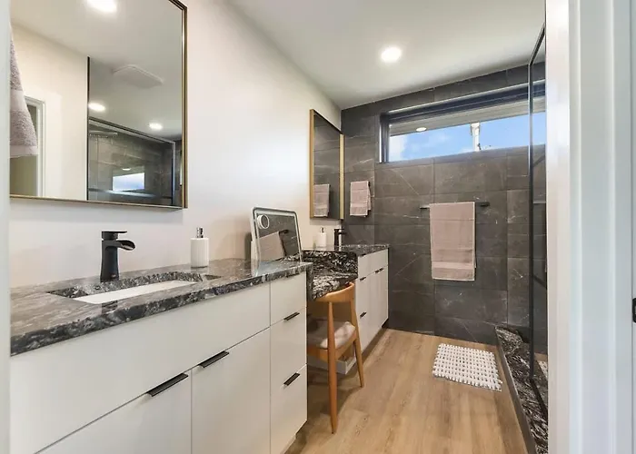Holiday home Skyline's Duplex- 10bd-6bth 4car Parking W Roofdeck *