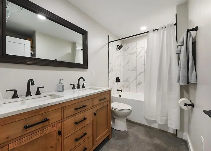 Skyline's Duplex- 10bd-6bth 4car Parking W Roofdeck Holiday home Pittsburgh
