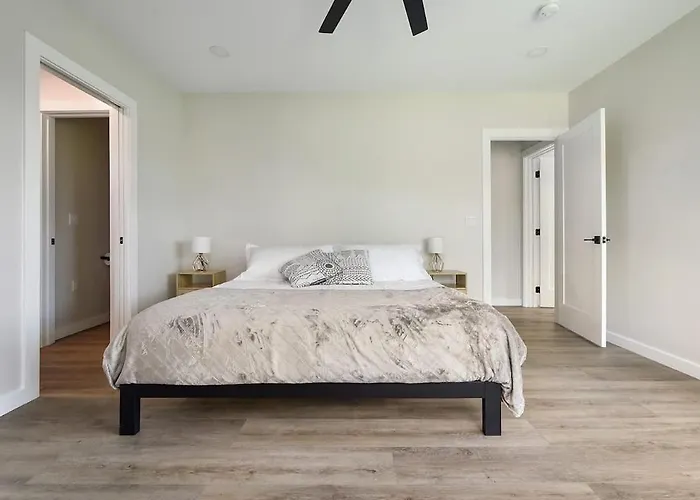 Skyline's Duplex- 10bd-6bth 4car Parking W Roofdeck Holiday home