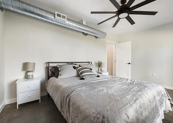 Holiday home Skyline's Duplex- 10bd-6bth 4car Parking W Roofdeck *