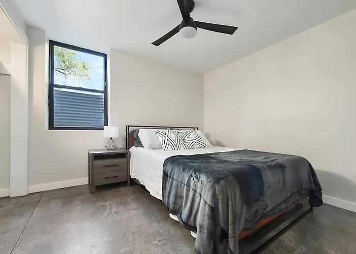 Skyline's Duplex- 10bd-6bth 4car Parking W Roofdeck Holiday home Pittsburgh