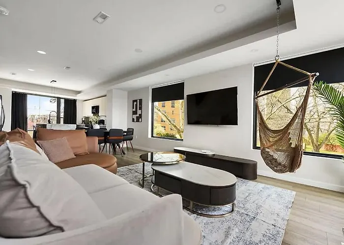 Skyline's Duplex- 10bd-6bth 4car Parking W Roofdeck Holiday home