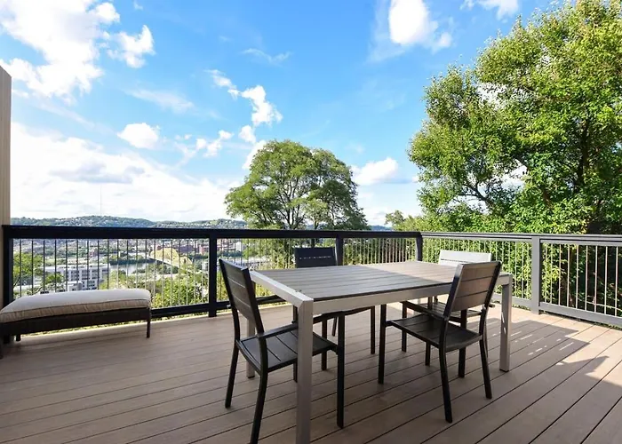 Holiday home Skyline's Duplex- 10bd-6bth 4car Parking W Roofdeck