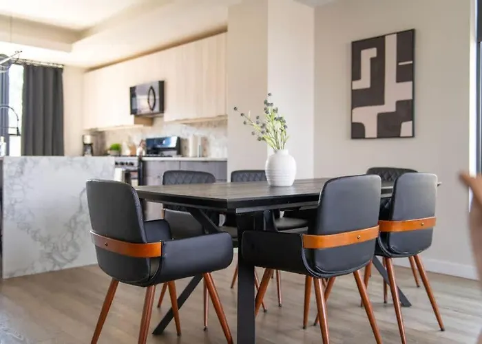 Holiday home Skyline's Duplex- 10bd-6bth 4car Parking W Roofdeck *