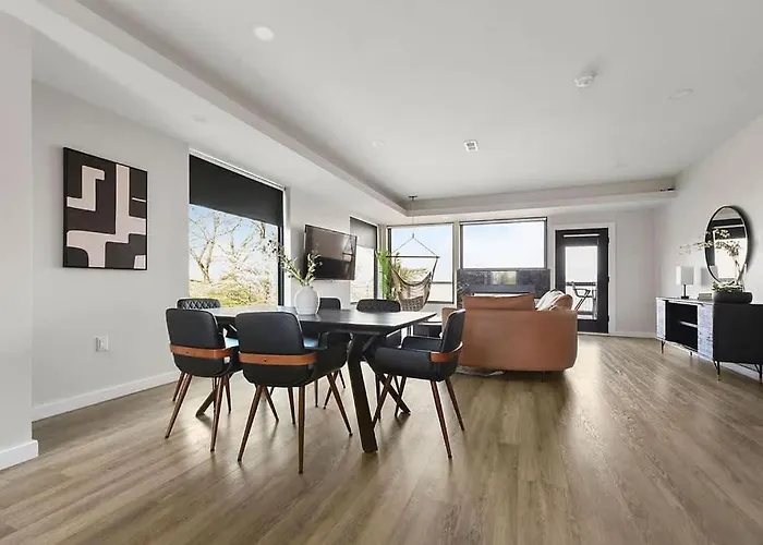 Holiday home Skyline's Duplex- 10bd-6bth 4car Parking W Roofdeck
