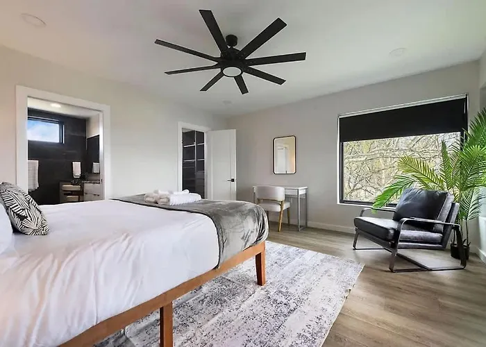 Skyline's Duplex- 10bd-6bth 4car Parking W Roofdeck