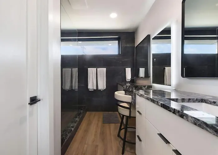 Holiday home Skyline's Duplex- 10bd-6bth 4car Parking W Roofdeck