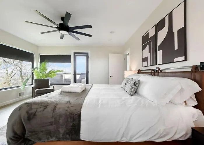 Skyline's Duplex- 10bd-6bth 4car Parking W Roofdeck *