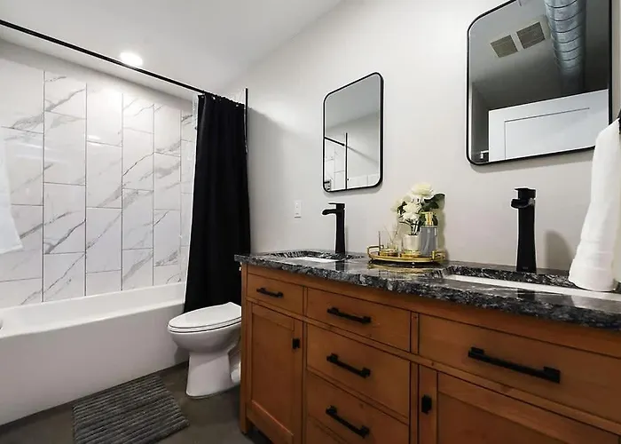 Skyline's Duplex- 10bd-6bth 4car Parking W Roofdeck Holiday home *