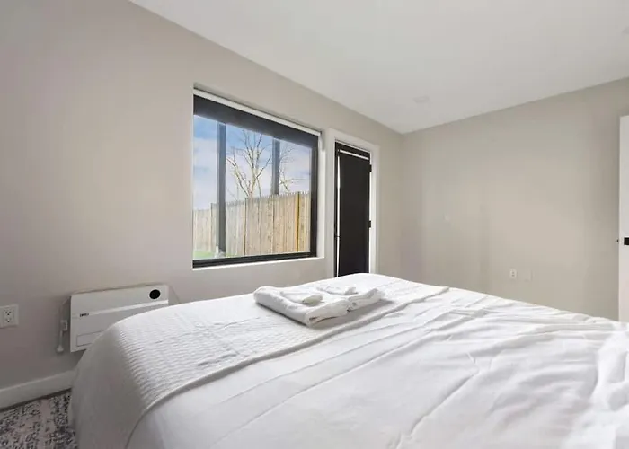 Skyline's Duplex- 10bd-6bth 4car Parking W Roofdeck Holiday home *