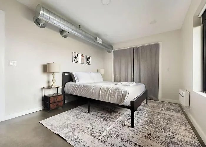 Skyline's Duplex- 10bd-6bth 4car Parking W Roofdeck Holiday home