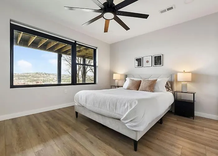 Skyline's Duplex- 10bd-6bth 4car Parking W Roofdeck Holiday home *