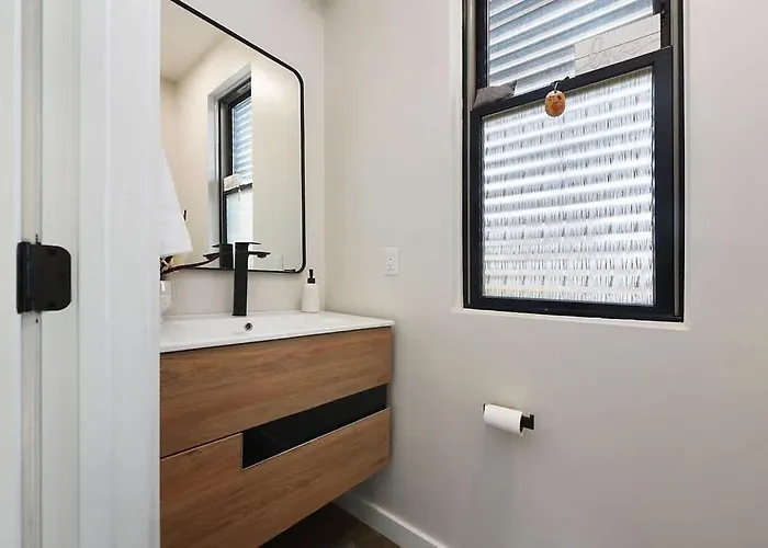 Holiday home Skyline's Duplex- 10bd-6bth 4car Parking W Roofdeck *