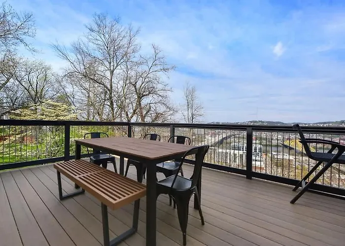 Skyline's Duplex- 10bd-6bth 4car Parking W Roofdeck Holiday home