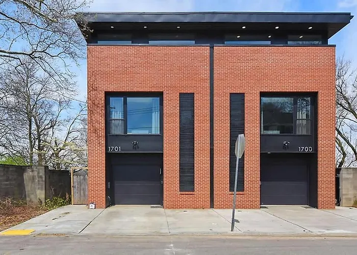 Skyline's Duplex- 10bd-6bth 4car Parking W Roofdeck Holiday home