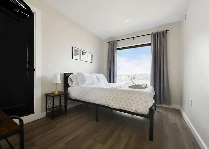 Skyline's Duplex- 10bd-6bth 4car Parking W Roofdeck Holiday home